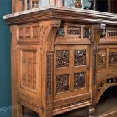 Сервант в готическом стиле с резьбой многочисленных сцен и лакировкой. Предп. Франция или Дания Сервант в готическом стиле с резьбой многочисленных сцен и лакировкой. Предп. Франция или Дания