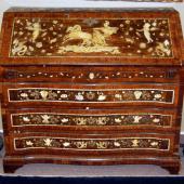 Комод в стиле итальянского рококо, плоская инкрустация "Персей" на верхней крышке, XIX век Комод в стиле итальянского рококо, плоская инкрустация "Персей" на верхней крышке, XIX век