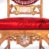 Роскошный стул Уильяма Вандербильта с инкрустацией полудрагоценными камнями, с красной парчой, "Позолоченный век" Роскошный стул Уильяма Вандербильта с инкрустацией полудрагоценными камнями, с красной парчой, "Позолоченный век"