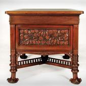 Библиотечный письменный стол с глубокой профильной резьбой и рельефными ножками Библиотечный письменный стол с глубокой профильной резьбой и рельефными ножками